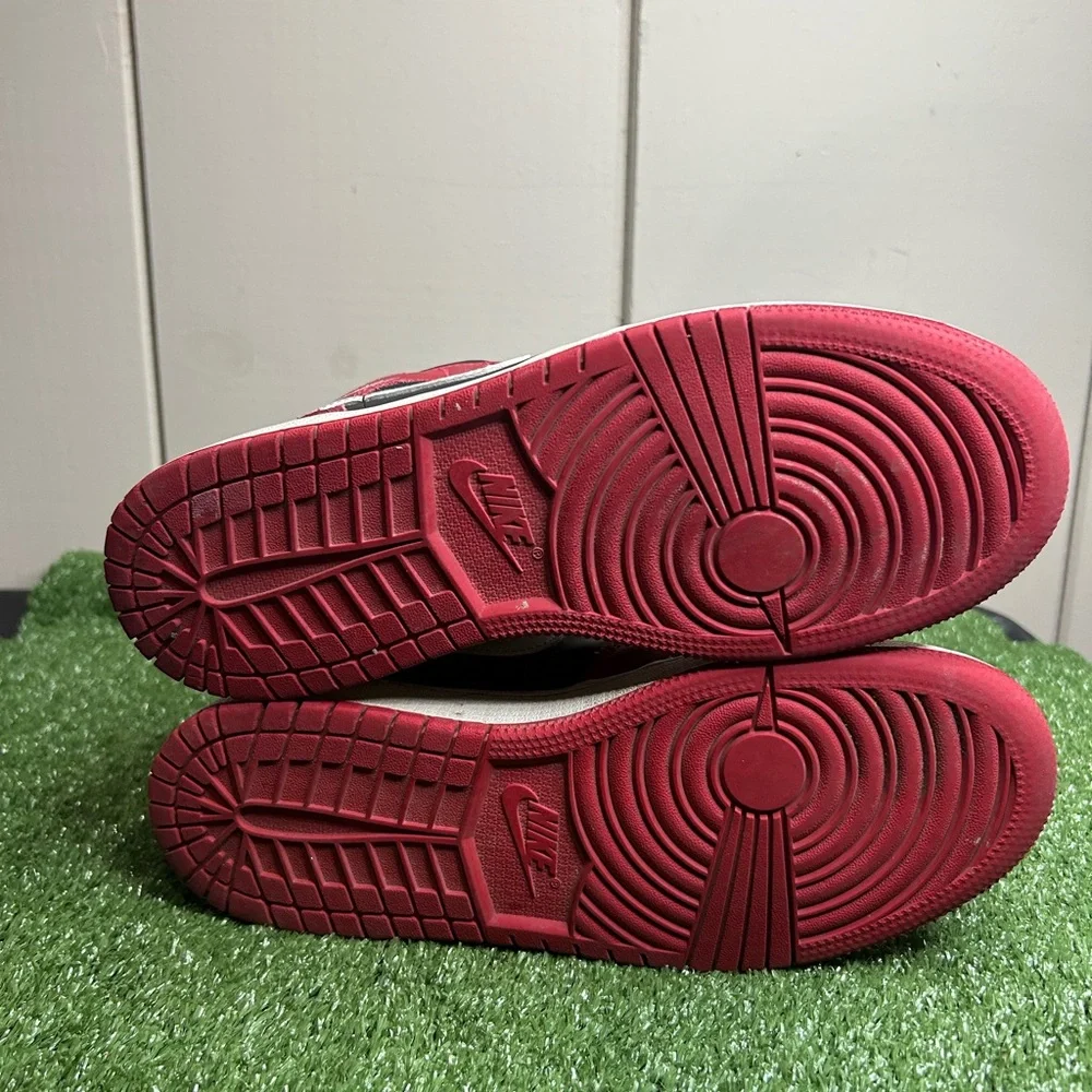 Size 6Y- Jordan 1 Mid
Gym Red Black White (2024) GS - Picture 5 of 6